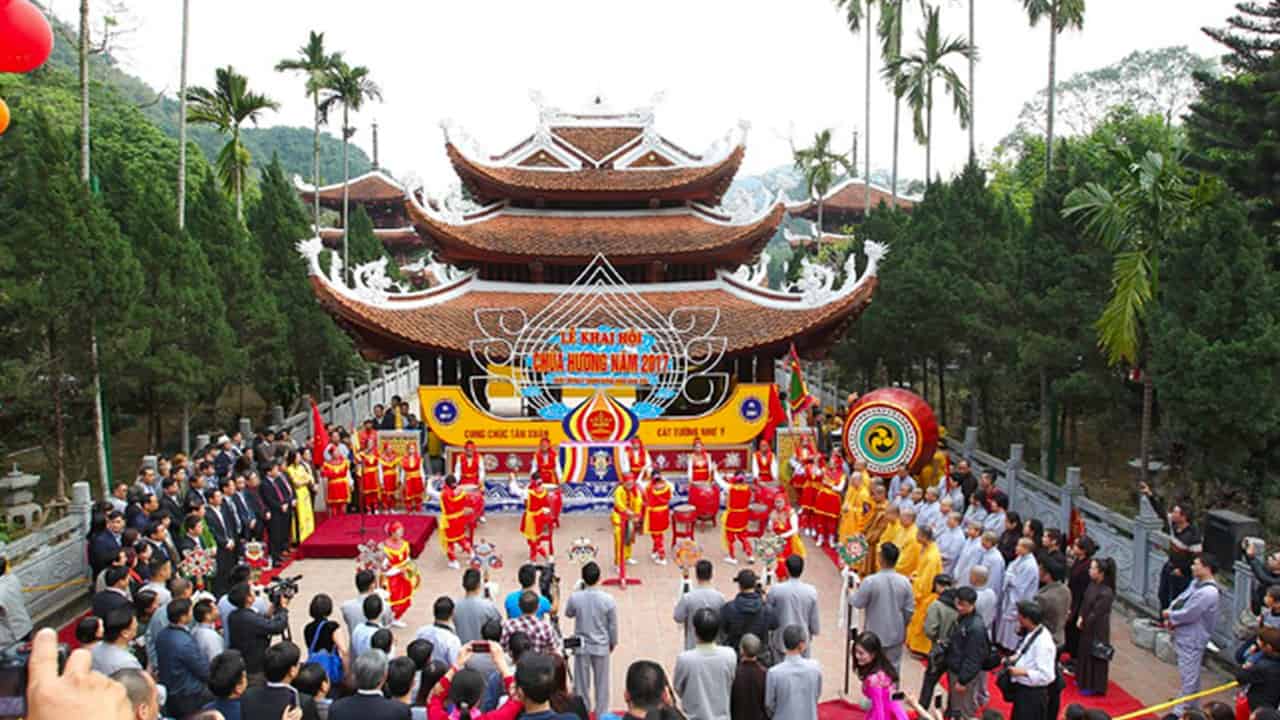 Lễ hội chùa Hương thu hút đông đảo khách thập phương