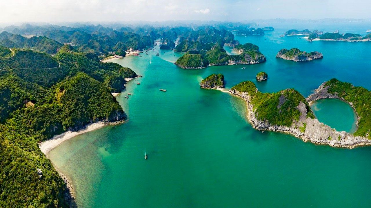Khám phá vịnh Lan Hạ bằng tàu, thuyền kayak và đò