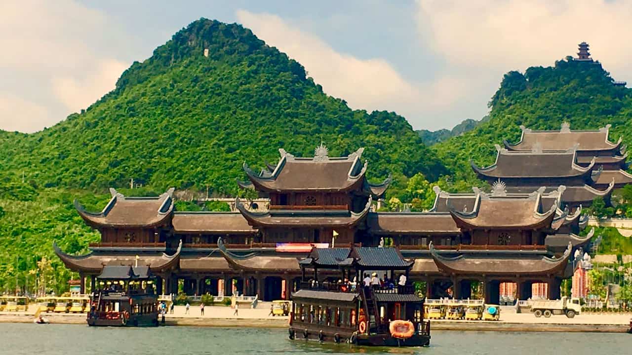 Khung cảnh chùa Tam Chúc