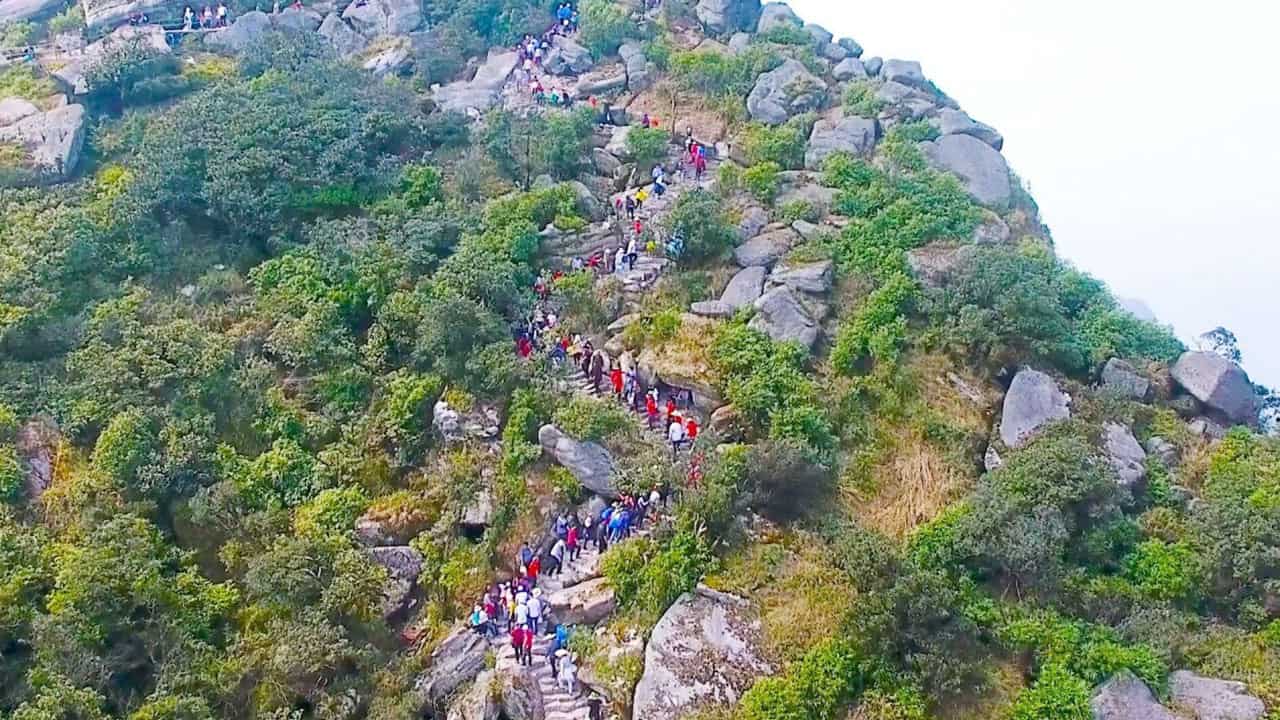 Đi bộ lên núi Yên Tử