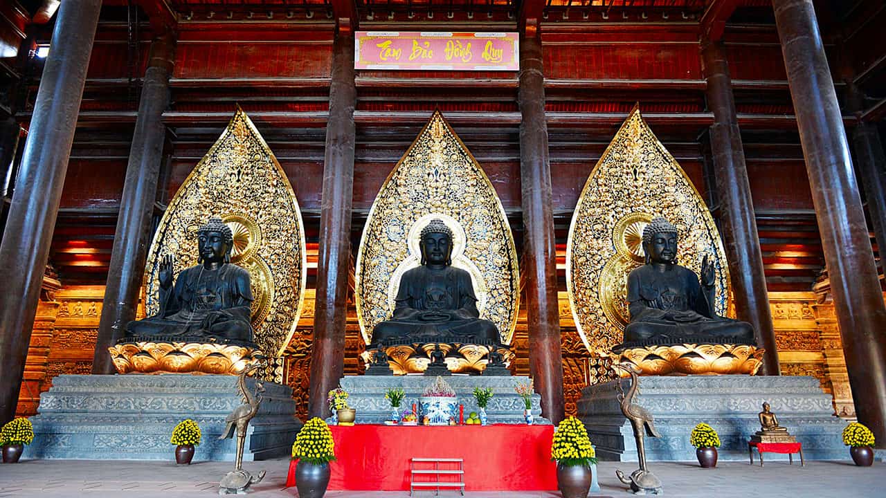 3 pho tượng Phật tượng trưng cho Quá khứ - Hiện tại - Tương lai nằm chính giữa chính điện Tam Thế