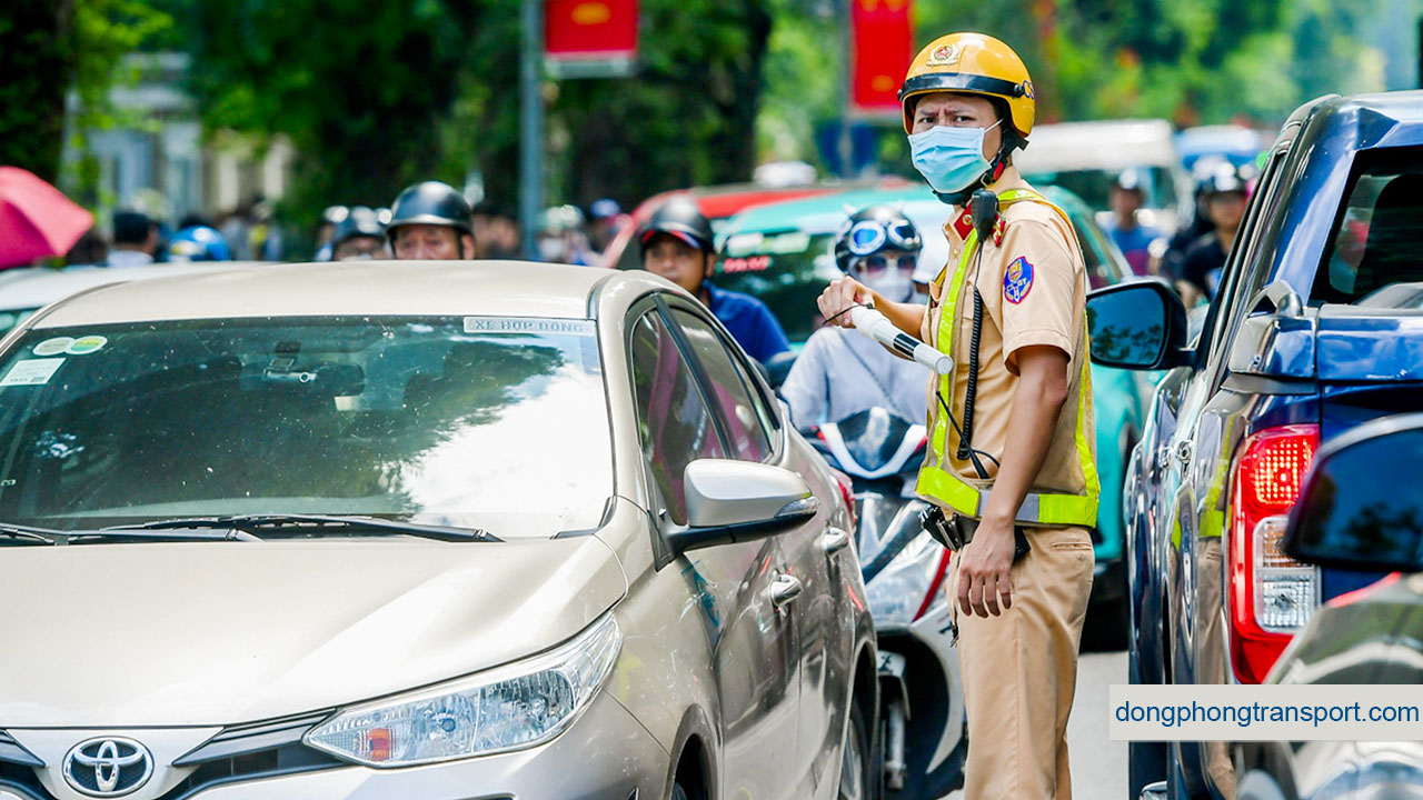 Cảnh sát giao thông phạt xe vi phạm chở quá số người