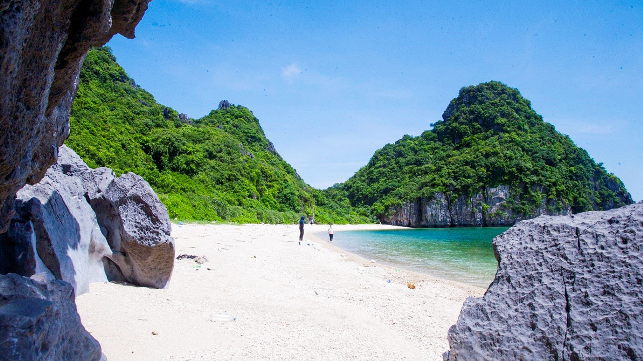 Bãi biển ở Vịnh Hạ Long