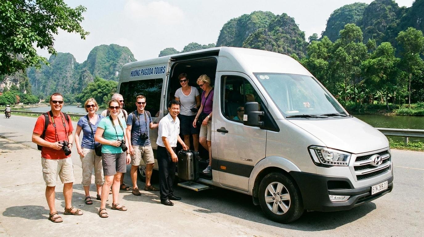 Thuê xe 16 chỗ đưa đón khách du lịch