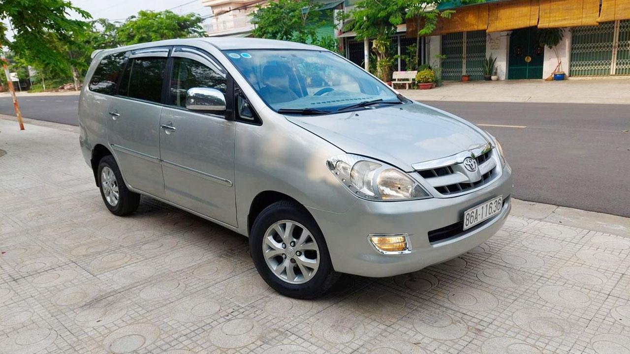 Ngoại thất Toyota Innova thế hệ đầu tiên