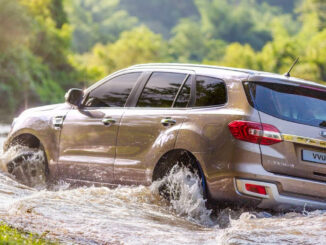 Lái xe qua vùng ngập nước