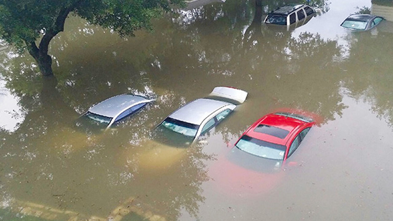 Xe bị ngập gây hỏng hóc, thiệt hại lớn về tài sản