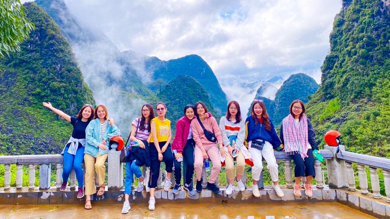 Các bạn trẻ trải nghiệm tour du lịch Hà Giang.