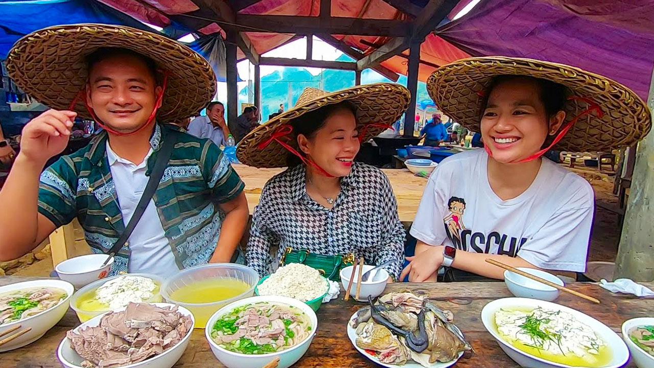 Du khách thưởng thức món thắng cố ở Hà Giang.