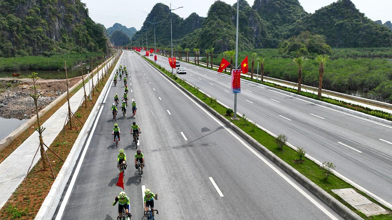 Beautiful scenery from Hanoi to Ha Long Bay