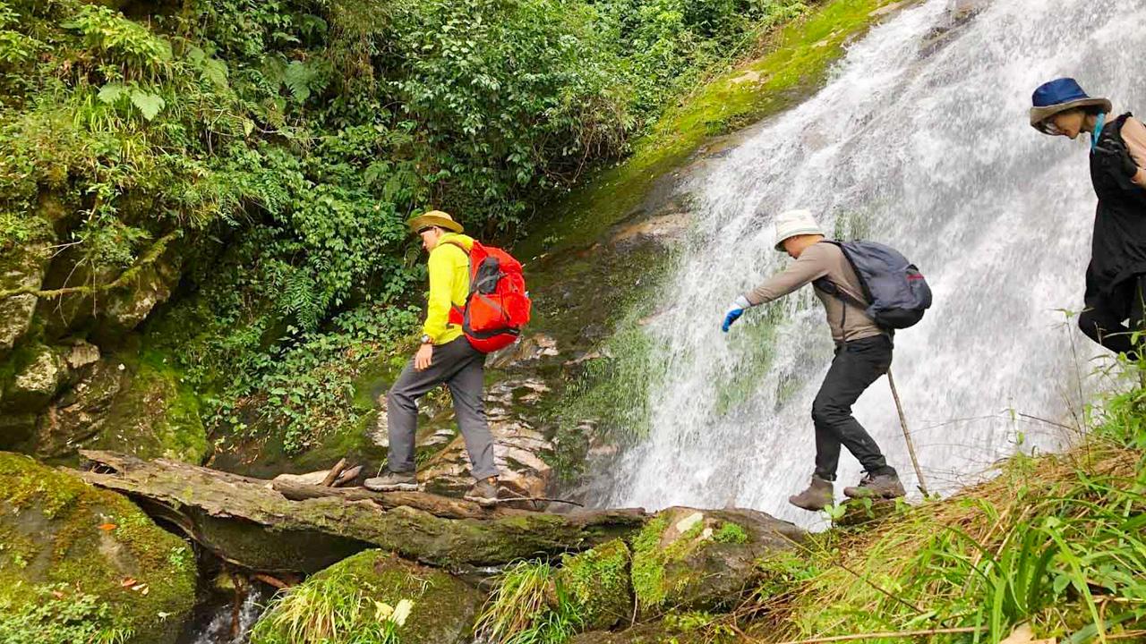 Trekking qua các bản làng