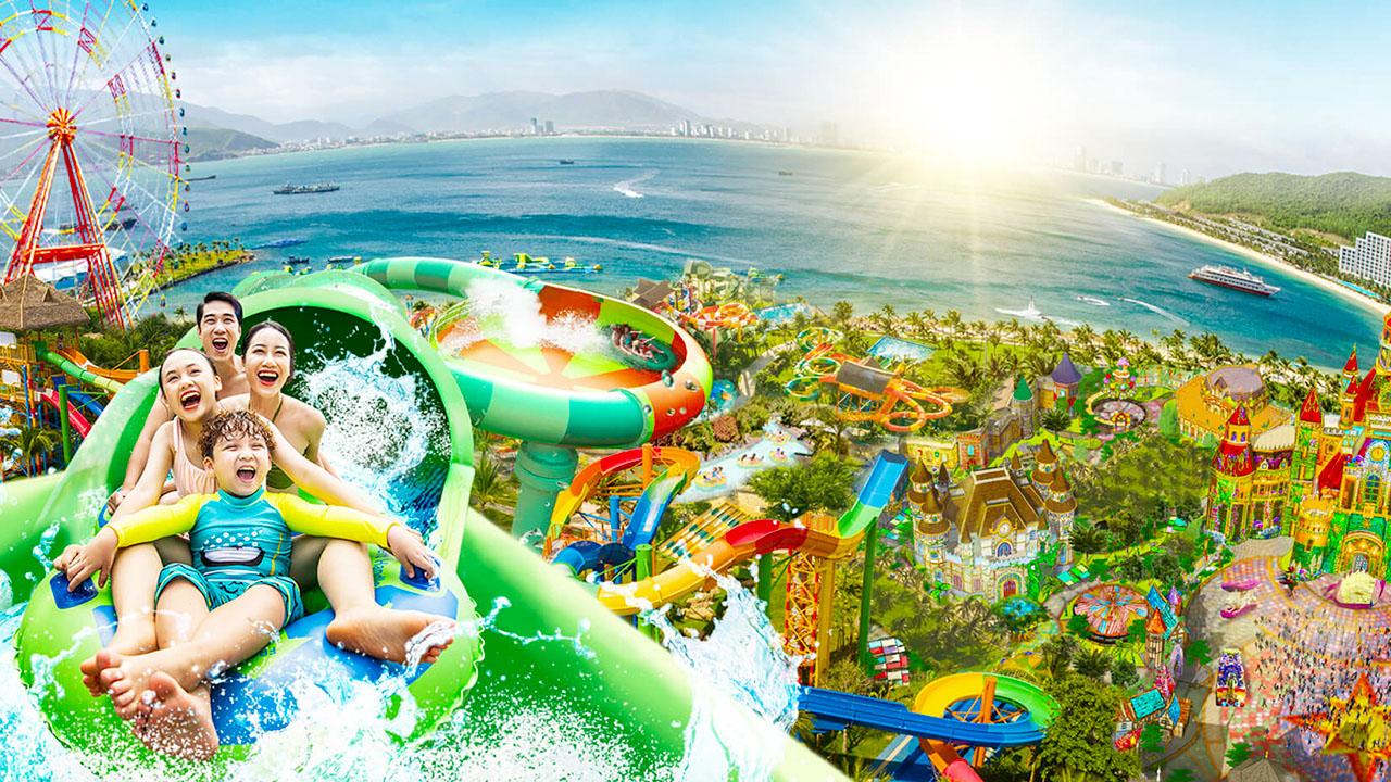 Du khách vui chơi tại VinWonders Nha Trang