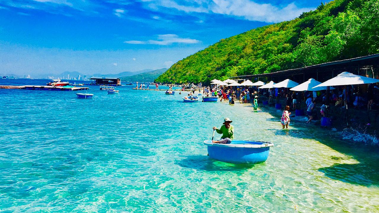 Du khách tắm biển tại Hòn Tằm Nha Trang