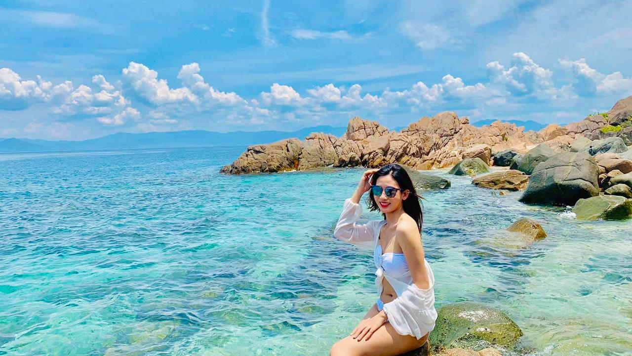 Du khách chụp ảnh selfie tại đảo Robinson Nha Trang