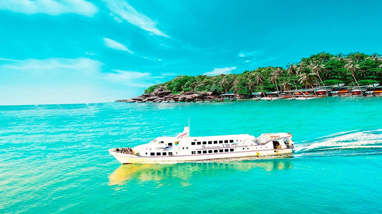 Du khách du thuyền trên đảo Hòn Tre Nha Trang