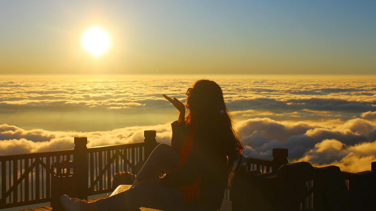 Cảnh Hoàng Hôn Trên Núi