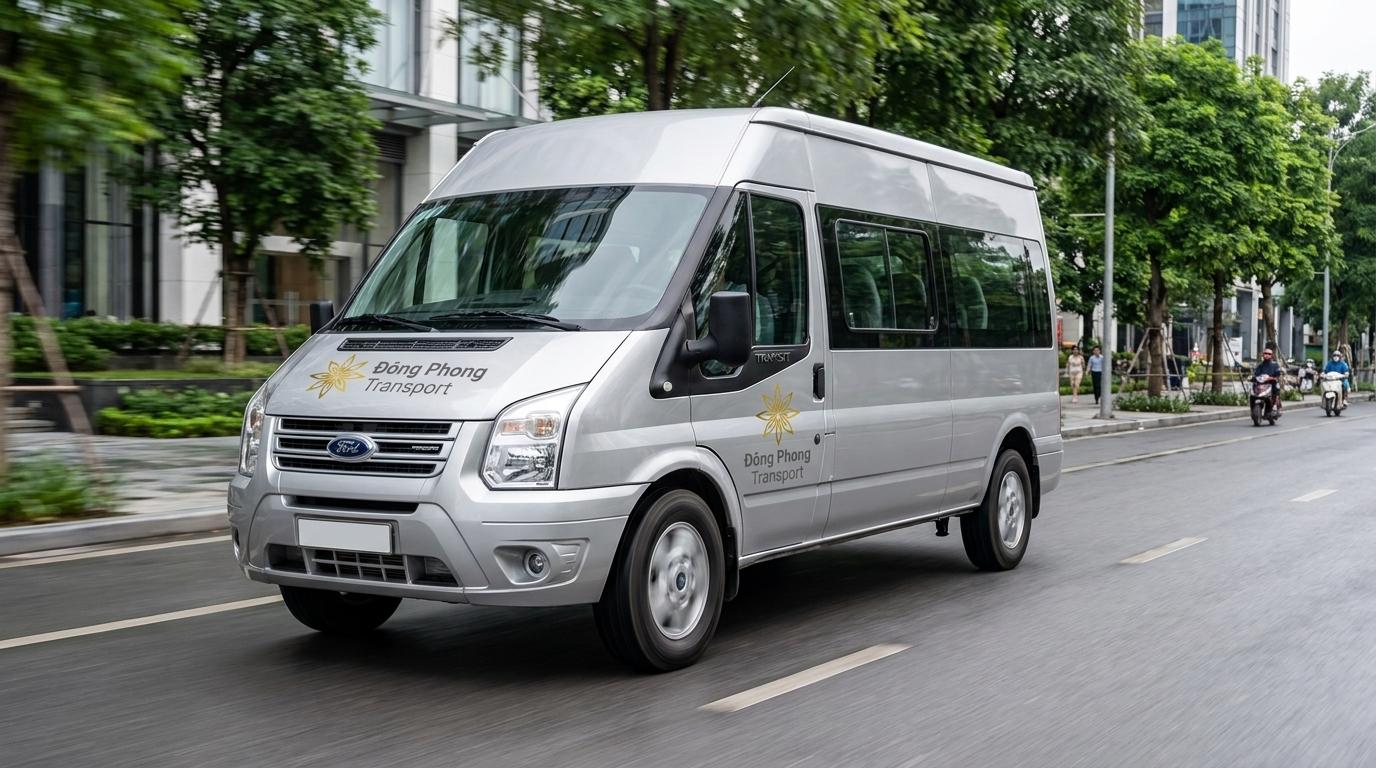 Xe Ford Transit 16 chỗ đời mới của Đông Phong Transport vận hành linh hoạt trên tuyến phố nội thành Hà Nội