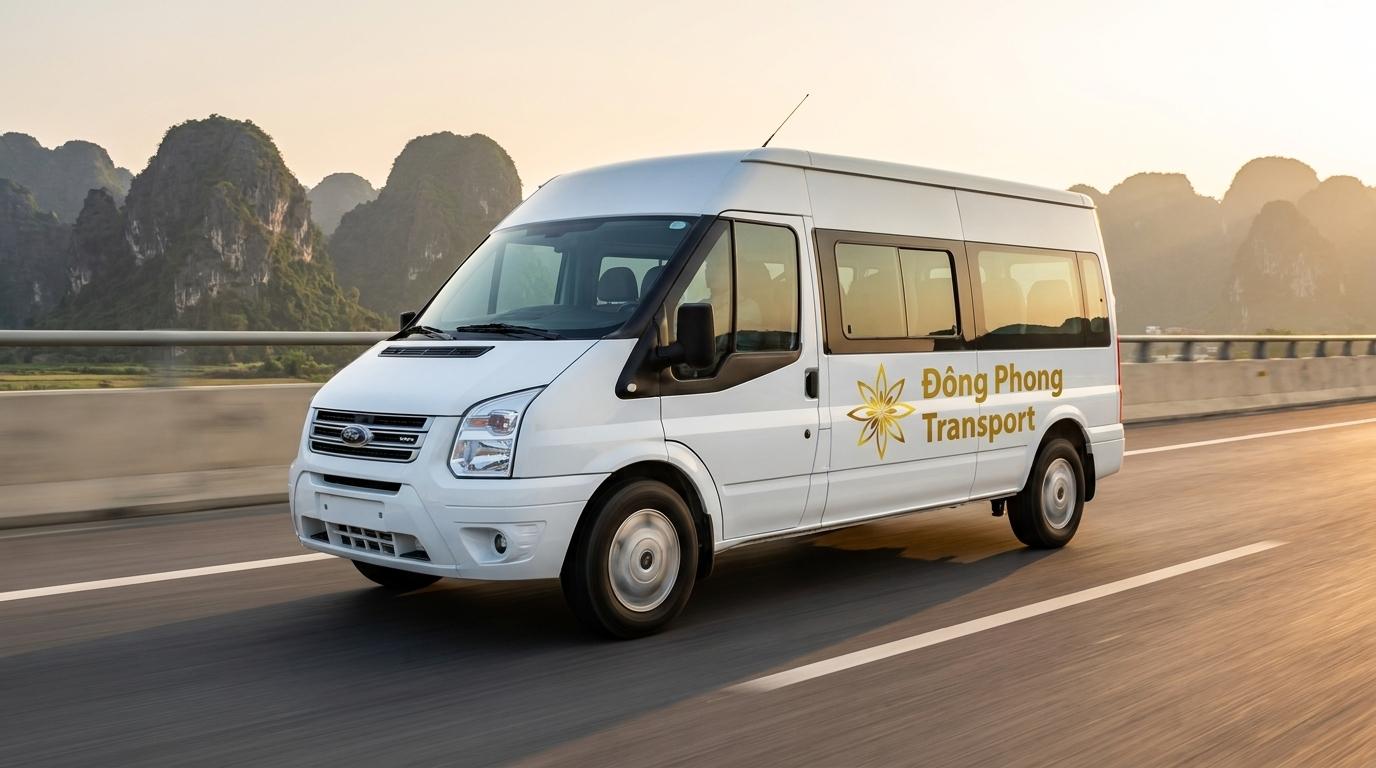 Xe 16 chỗ Đông Phong Transport di chuyển trên cao tốc phục vụ tour du lịch các tỉnh miền Bắc